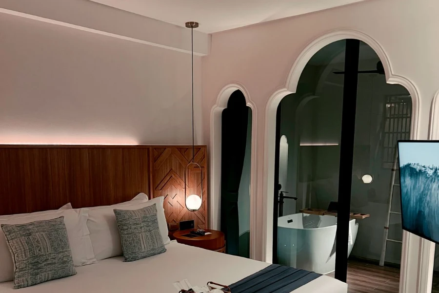 Suite de confort absoluto con cama king size, iluminación cálida y terraza con jacuzzi privado
