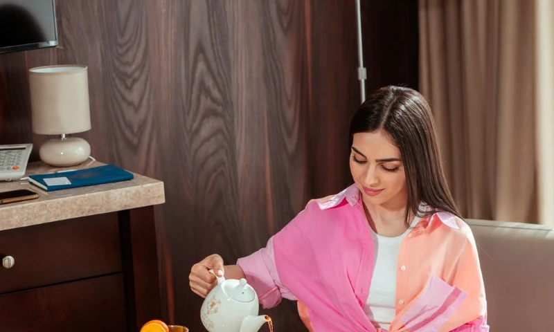 Huésped Isabella R. disfrutando de un desayuno en su suite con café colombiano